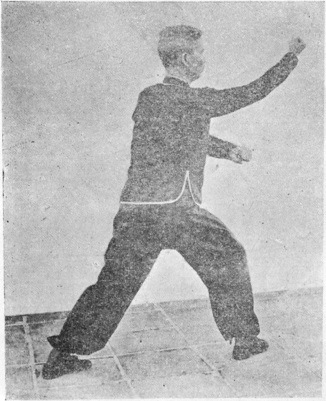 Vingt et unième posture : posture de la montée, le poing droit frappant du haut vers le bas, planche de l&rsquo;édition de 1958
