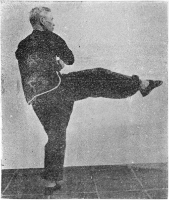 Vingt-deuxième posture : le coup de pied « la porte se ferme », planche de l&rsquo;édition de 1958