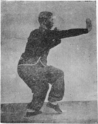 Vingt-troisième posture : posture du tigre enjambé, les deux paumes relevées devant la poitrine, planche de l&rsquo;édition de 1958