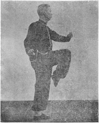 Vingt-quatrième posture, figure finale : bond en avant, posture sur une jambe, les deux mains scellant, planche de l&rsquo;édition de 1958
