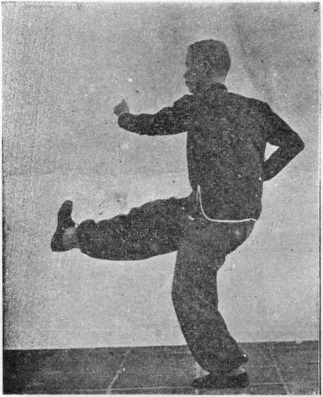 Vingt-cinquième posture : pivotement sur une jambe et coup de jambe écrasante du droit, planche de l&rsquo;édition de 1958