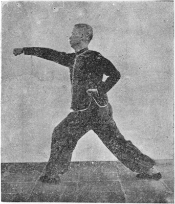 Vingt-sixième posture : pas retiré, le poing droit en estoc, planche de l&rsquo;édition de 1958