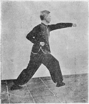 Vingt-septième posture, figure finale : corps tourné, le poing gauche en estoc, planche de l&rsquo;édition de 1958
