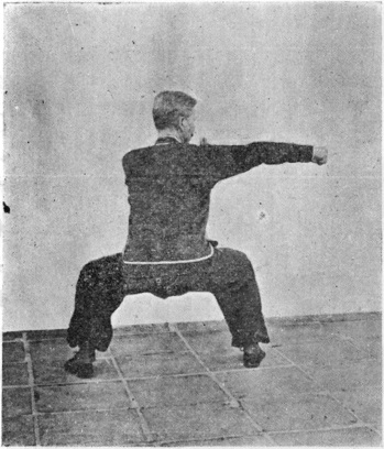 Vingt-huitième posture : posture du cavalier, le poing droit en coup d&rsquo;appoint, planche de l&rsquo;édition de 1958