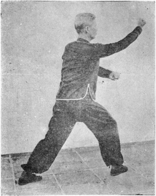 Vingt-neuvième posture : posture de la montée, le poing droit montant en coup subjuguant, planche de l&rsquo;édition de 1958