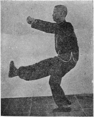 Trente-deuxième posture : le poing droit en cercle et le coup de jambe écrasante du gauche, planche de l&rsquo;édition de 1958