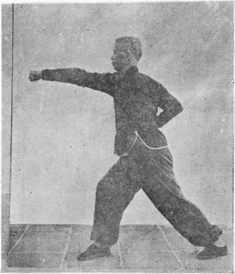Trente-troisième posture : pas retiré, le poing gauche en estoc, planche de l&rsquo;édition de 1958