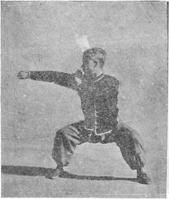 Trente-quatrième posture : posture du cavalier, le poing droit en coup d&rsquo;appoint, planche de l&rsquo;édition de 1958