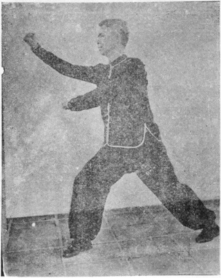 Trente-cinquième posture, figure finale : le poing droit montant en coup subjuguant, planche de l&rsquo;édition de 1958