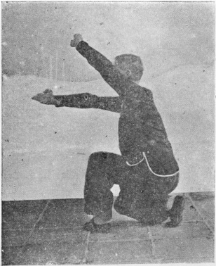 Trente-sixième posture : le tranchage de la taille en entrant dans l&rsquo;anneau, planche de l&rsquo;édition de 1958