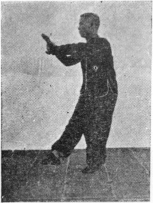Trente-huitième posture, figure de passage : la paume gauche transperçant sous le coude, planche de l&rsquo;édition de 1958