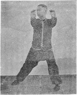 Trente-huitième posture, figure finale : le balayage du pied droit et la poussée des deux mains scellantes, planche de l&rsquo;édition de 1958