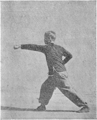 Trente-neuvième posture : posture de la montée, main scellante et coup de poing en estoc du gauche, planche de l&rsquo;édition de 1958