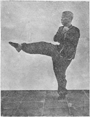 Quarante-deuxième posture : le coup de pied « la porte se ferme », planche de l&rsquo;édition de 1958