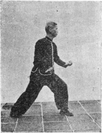 Troisième posture, figure de passage : les deux mains scellant en configuration yin-yang, planche de l&rsquo;édition de 1958