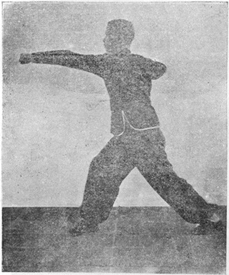 Quarante-quatrième posture, figure finale : le poing gauche en avant, le coude droit à hauteur d&rsquo;épaule, planche de l&rsquo;édition de 1958