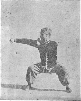 Quarante-huitième posture : posture du cavalier, le poing droit en coup d&rsquo;appoint, planche de l&rsquo;édition de 1958