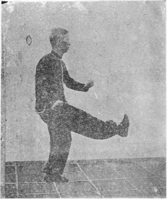Troisième posture, figure finale : la jambe droite ramassée de biais, planche de l&rsquo;édition de 1958