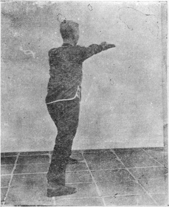 Quatrième posture : balayage de la jambe en diagonale et poussée simultanée des deux mains, planche de l&rsquo;édition de 1958