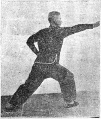 Cinquième posture, figure de passage : le pied droit ramené sur la ligne et la main droite qui scelle, planche de l&rsquo;édition de 1958