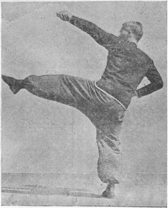 Huitième posture : retour du corps, main en crochet et jambe vers l’arrière, planche de l’édition de 1958