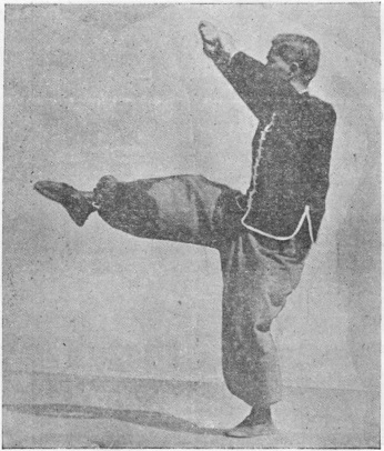 Neuvième posture : saut et coup de pied du droit accompagné du poing tournant, planche de l’édition de 1958