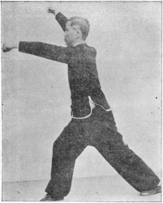 Onzième posture : pas retiré, le poing droit parant au-dessus de la tête, planche de l’édition de 1958
