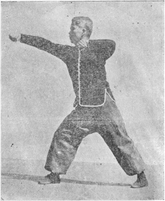 Treizième posture, figure finale : la griffe droite percutant vers l’avant, planche de l’édition de 1958