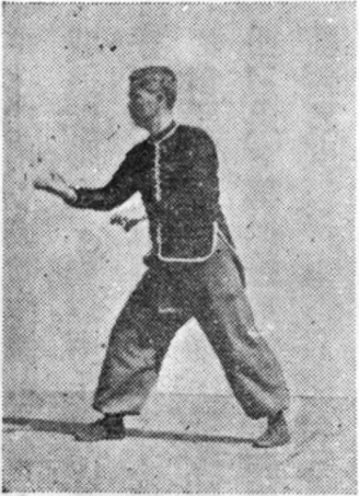 Quatorzième posture, figure de passage : les deux mains séparées en yang et yin scellant, planche de l’édition de 1958