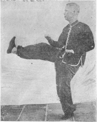Quatorzième posture, figure finale : le bond et le double coup de pied volant, planche de l’édition de 1958