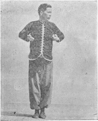 Première posture : les pieds joints, les deux poings ramenés à hauteur de poitrine, planche de l’édition de 1958