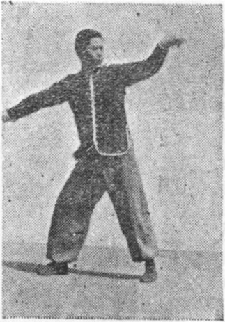 Dix-septième posture, figure de passage : la paume gauche crochetant vers l’arrière, planche de l’édition de 1958