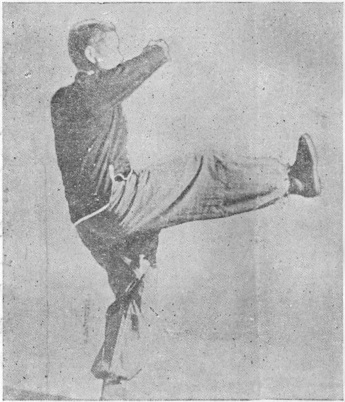 Dix-septième posture, figure finale : le grand coup de pied lotus balancé, planche de l’édition de 1958