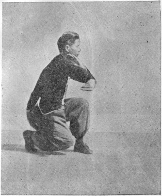 Deuxième posture : pas entrant dans l’anneau, le bras gauche en griffe, planche de l’édition de 1958