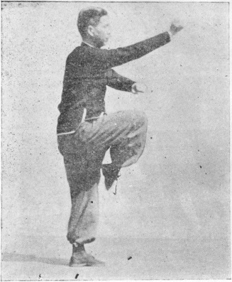 Troisième posture : jambe levée, le poing droit en coup subjuguant, planche de l’édition de 1958