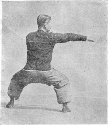Quatrième posture : posture du cavalier et coup de poing en estoc du droit, planche de l’édition de 1958
