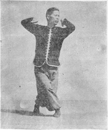Sixième posture : pas en torsion, coude collant du gauche, planche de l’édition de 1958