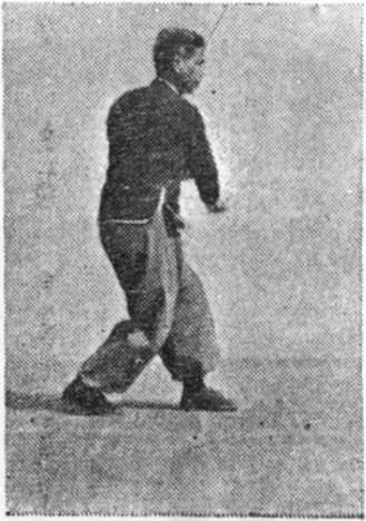 Septième posture, figure de passage : fente descendante du poing droit, planche de l’édition de 1958