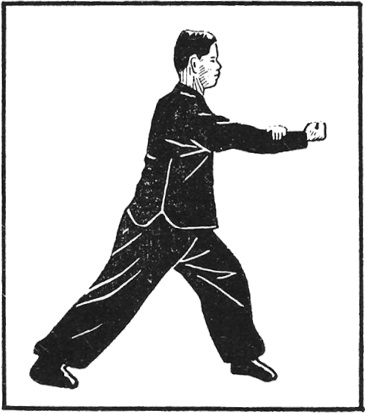 Posture 13 (planche 13) : le pas de la montée à gauche, la main droite remontant jusqu’au nombril, la paume gauche tranchant vers le bas