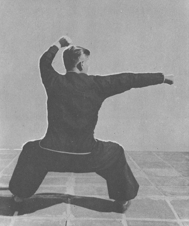 Posture 9 : posture du cavalier, le poing droit part de l&rsquo;abdomen