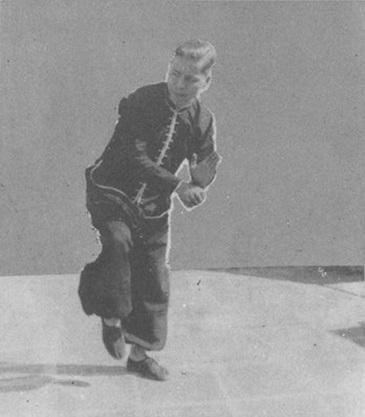 Posture 12a : le poing et la paume retombés à l&rsquo;abdomen