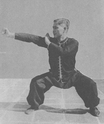 Posture 13 : posture du cavalier, le poing fend, la paume gauche reçoit