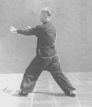 Posture 15a : les deux mains scellent vers le bas