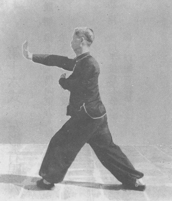 Posture 15b : la paume droite s&rsquo;étend droit devant