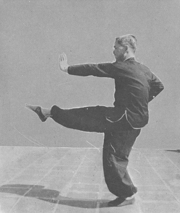 Posture 16 : le pied droit frappe, la paume gauche l&rsquo;accompagne