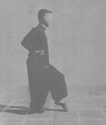 Posture 2b : les poings montés au-dessus de la tête, revenus à la taille