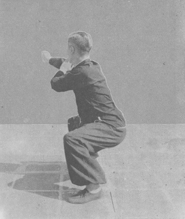 Posture 21 : la posture du cavalier tenue, seul le bras se retourne vers le sud