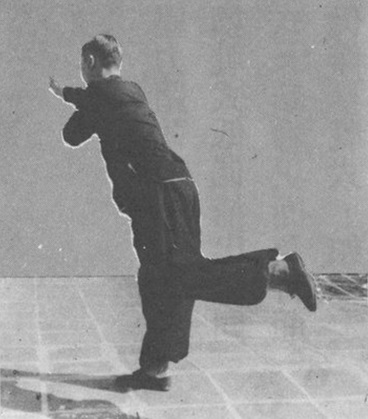 Posture 22a : le pied droit levé, les mains en place