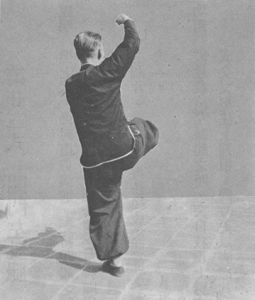 Posture 22b : en l&rsquo;air vers le sud, la paume gauche frappe le dessus du pied droit