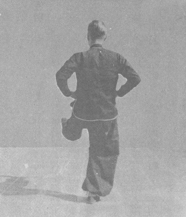 Posture 23c : les poings retirés à la taille, la jambe toujours en balayage